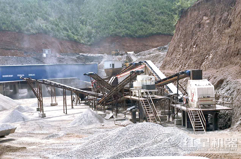 碎石生產(chǎn)現(xiàn)場(chǎng)，反擊破+沖擊式破碎機(jī)