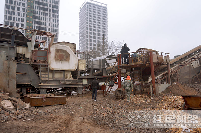 移動(dòng)破碎站（配置顎破、進(jìn)料口大）