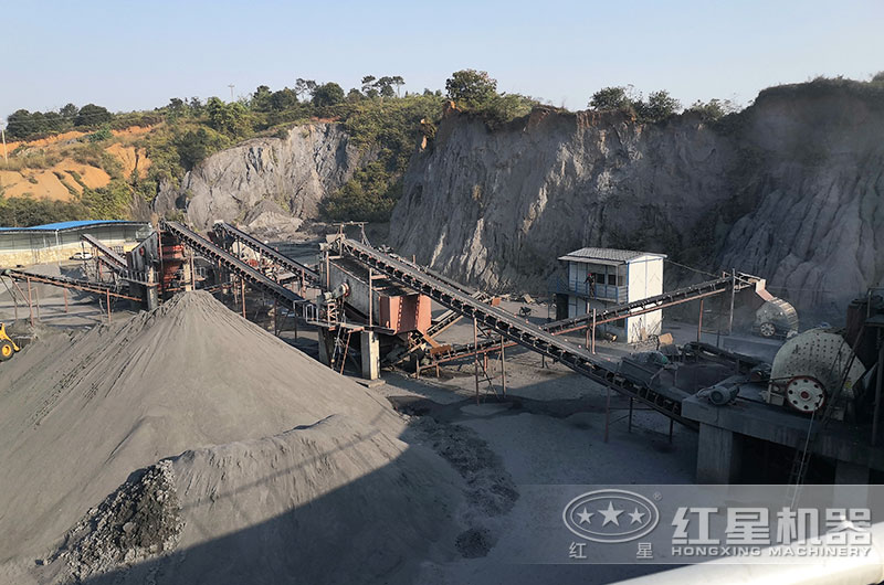 重錘式破碎機(jī)工作現(xiàn)場