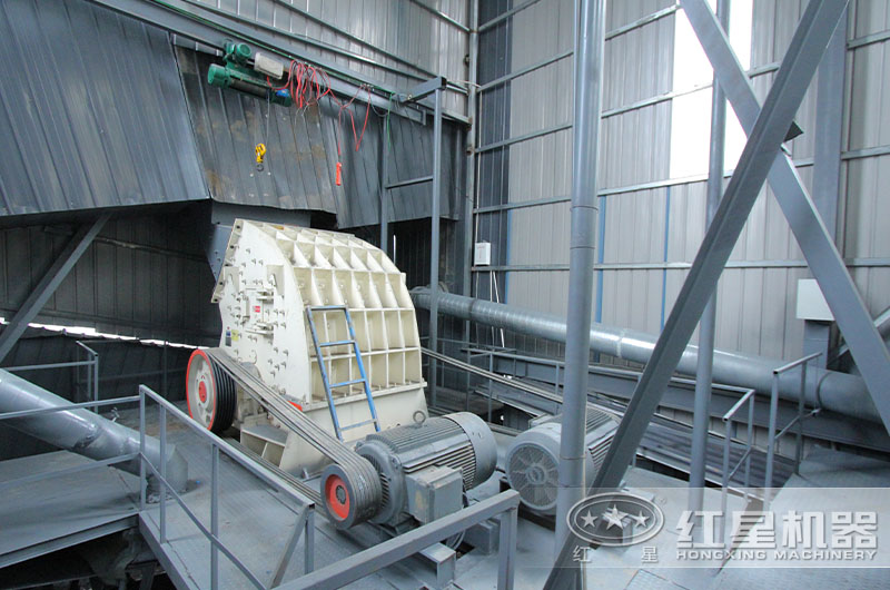 錘式破碎機(jī)作業(yè)現(xiàn)場(chǎng)